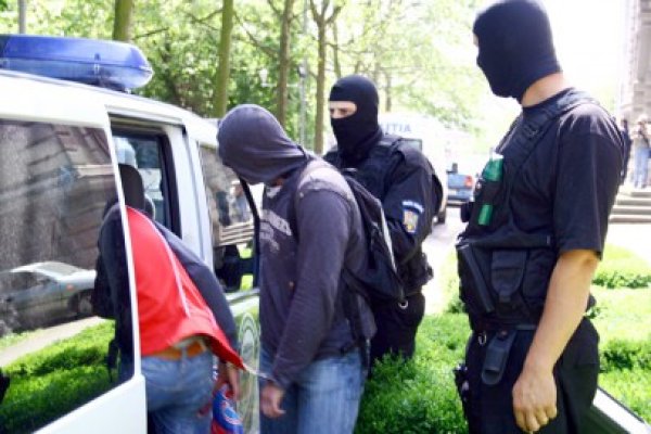 Ofiţerii acuzaţi că au torturat un ofiţer sub acoperire insistă să fie liberi